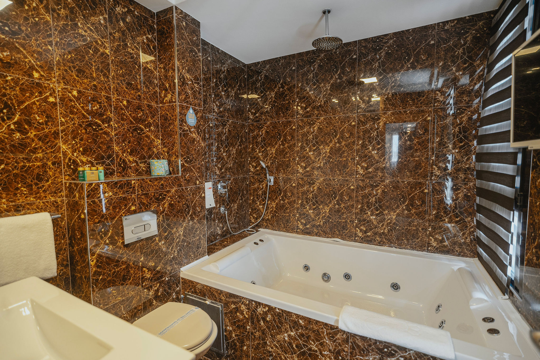 a spacious hotel bath tub